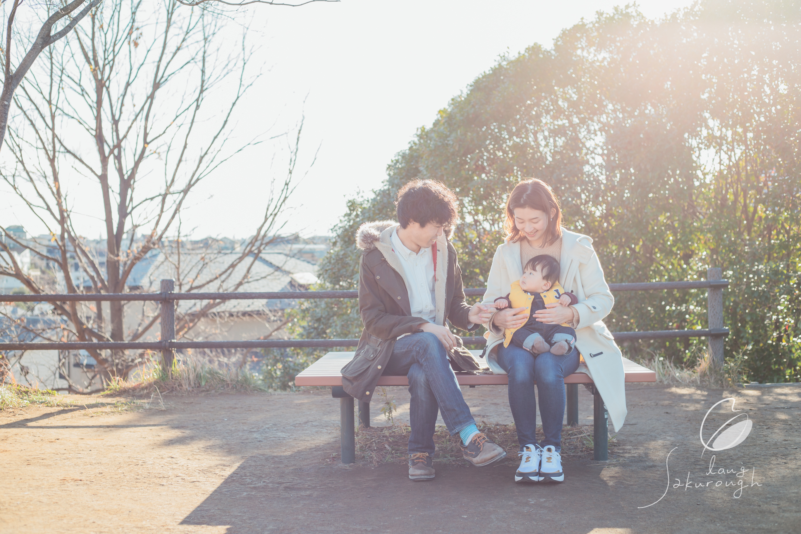 ◆冬の西陽が包み込む自然な家族写真 – ハーフバースデーの撮影レポ –