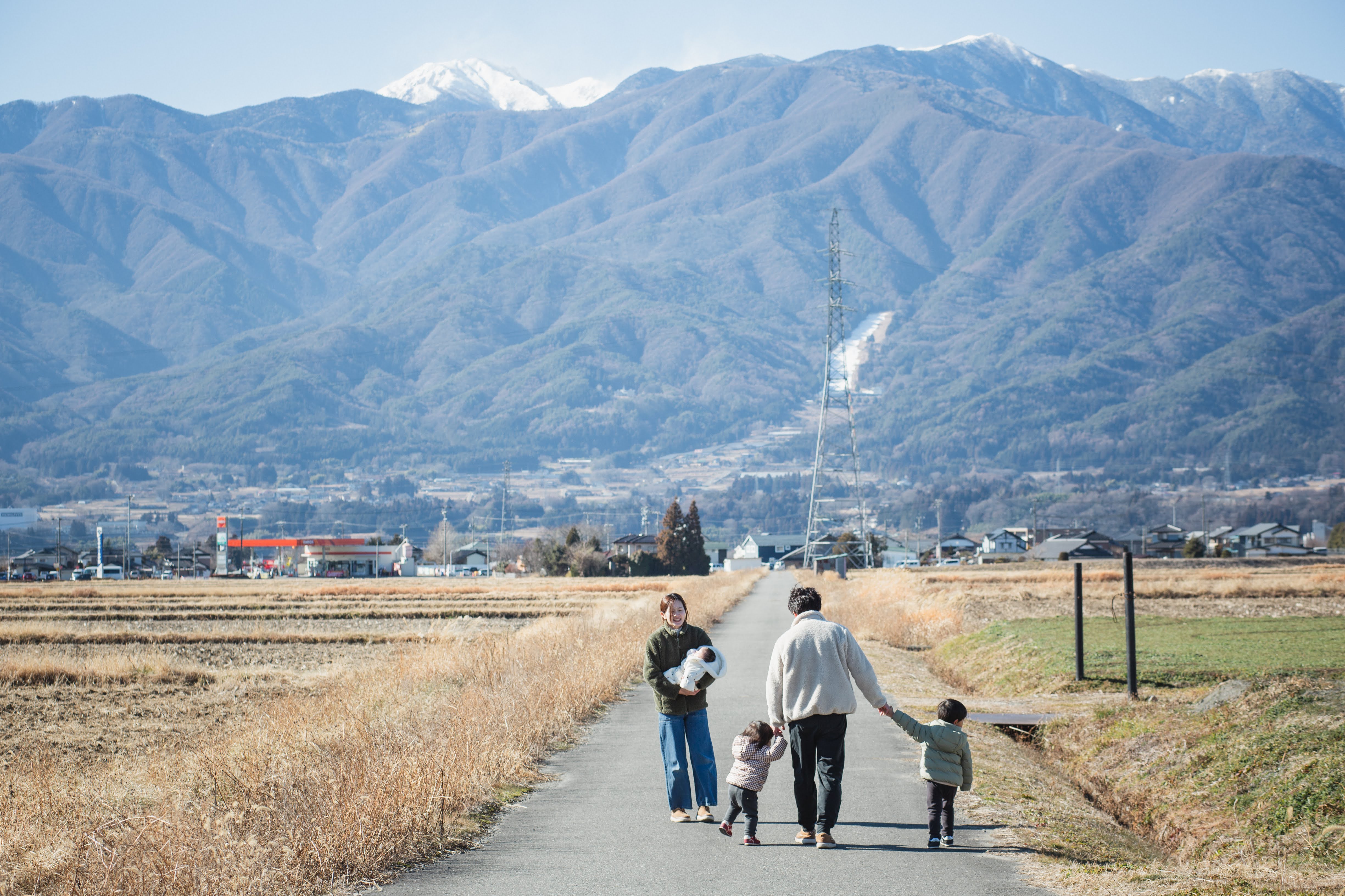 連なる山脈のように家族で手を取り合う | 伊那市出張撮影